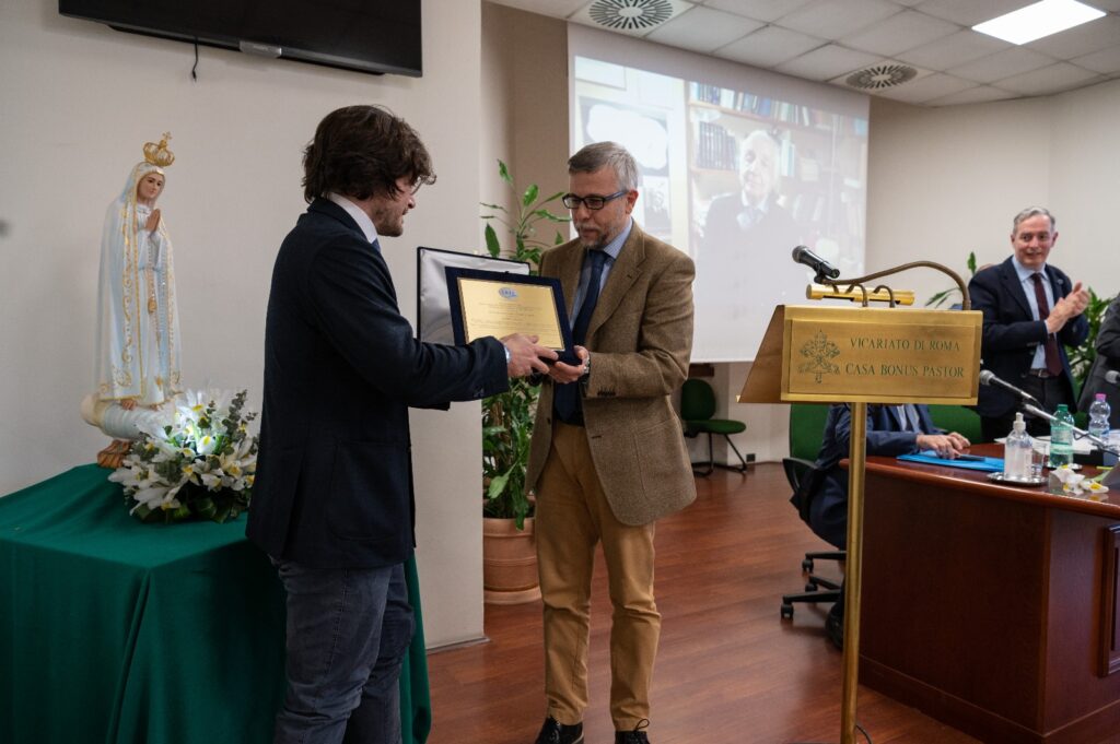 Iris3 consegna una targa di riconoscimento ad Antonino Zichichi